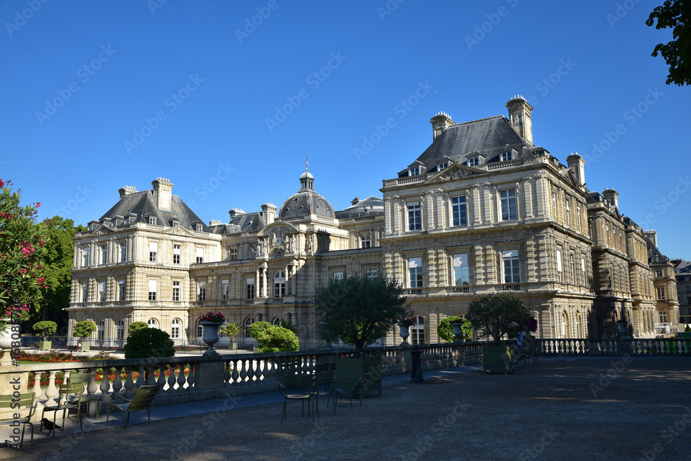 Palais du Luxembourg en été à Paris, France
