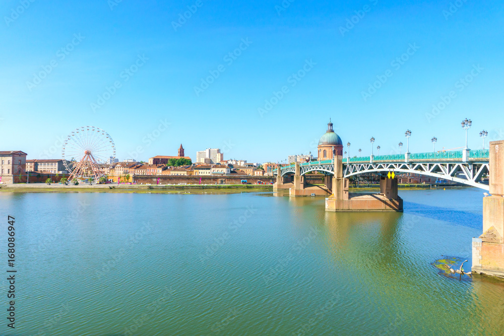 Obraz premium Vew of Saint-Pierre Bridge over Garonne river and Dome de la Grave in Toulouse, France