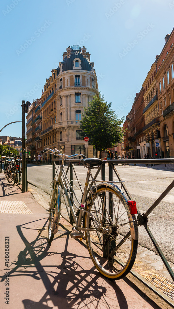 Vélo dans une rue de Metz à Toulouse, en Haute-Garonne, en Occitanie, France