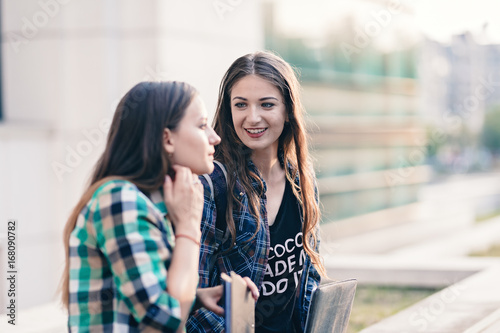 Fotografie Friends sharing their vacation stories after the first day of school