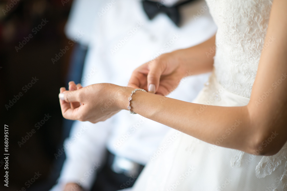 Bride's hand Put the bracelet