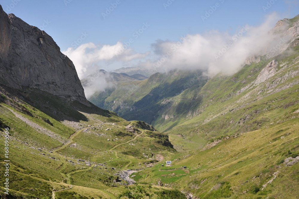 Fototapeta premium Vallée Nuageuse