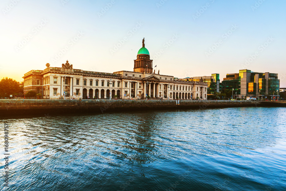 Obraz premium Wieczorem w urzędzie celnym w Dublinie w Irlandii