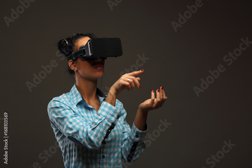 Woman in virtual reality © Andrew