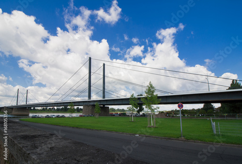 Die nördliche Theodor-Heuss-Brücke in Düsseldorf