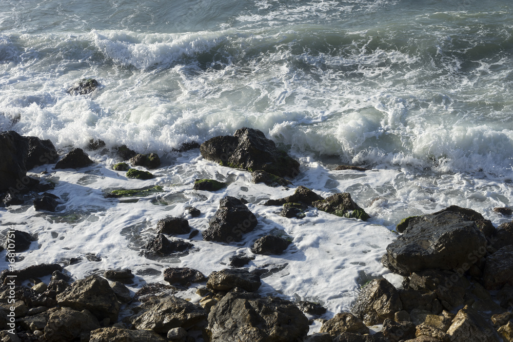 Fototapeta premium Meeresbrandung an Felsenküste