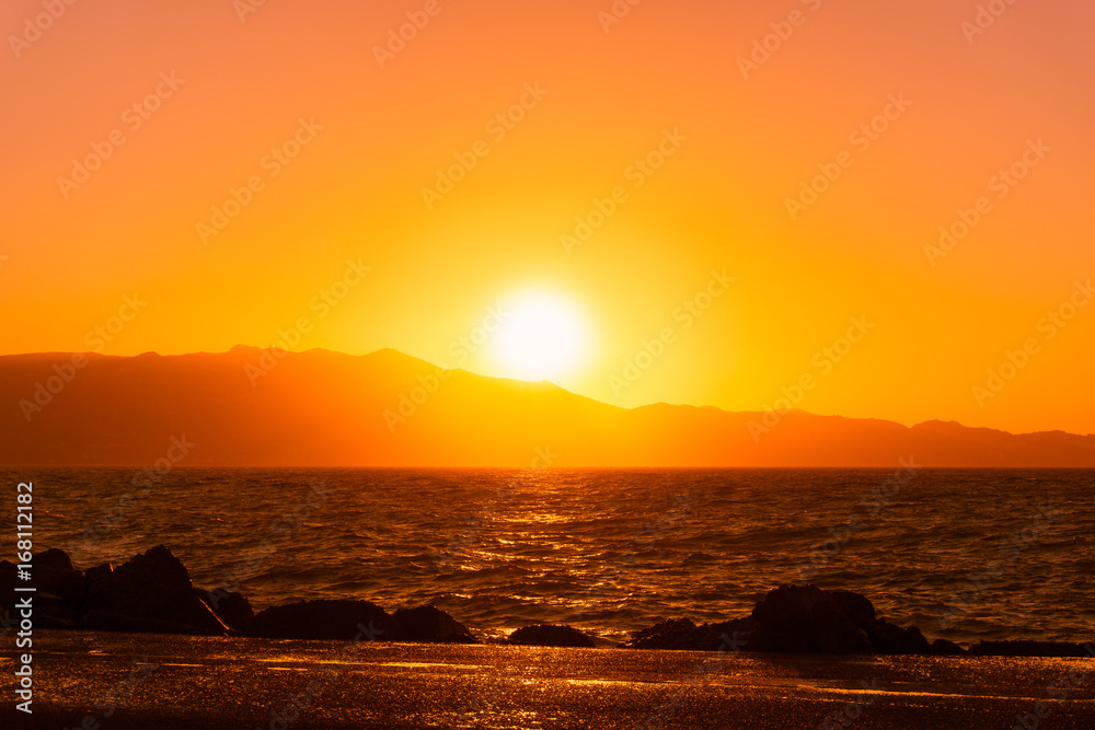 Blick auf wunderschönen Sonnenuntergang am Meer