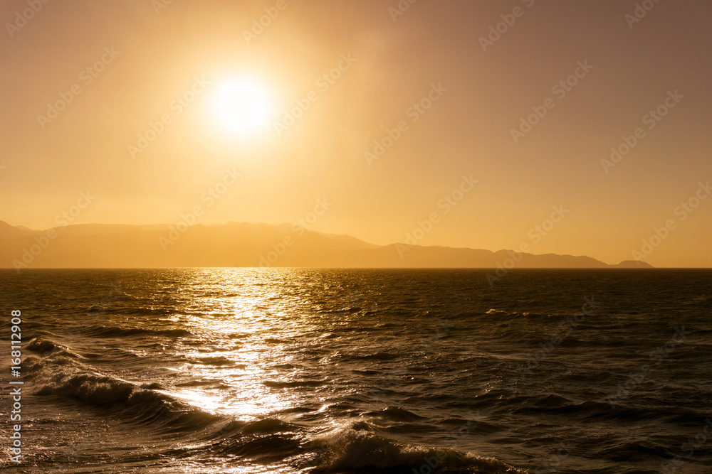 Blick auf warmen Sonnenuntergang vor einem Ozean