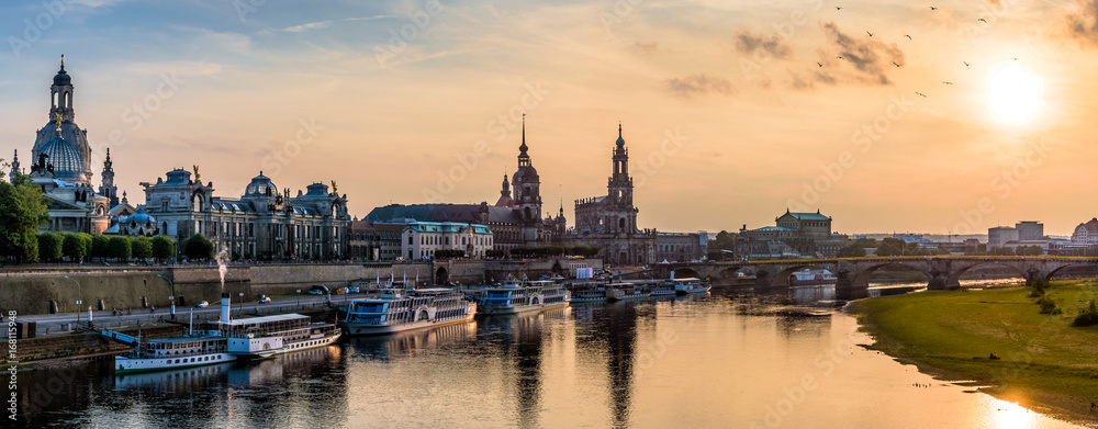 Terrassenufer in Dresden bei Sonnenuntergang (36MP)