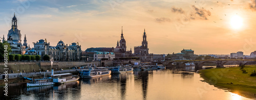 Terrassenufer in Dresden bei Sonnenuntergang (36MP) photo