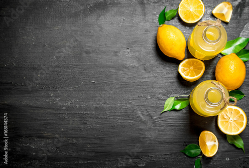 Canvas Print Cold fresh lemonade with slices of ripe lemons.