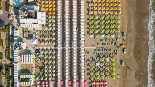 Tableau sur toile Drone aerial view of the umbrellas and gazebos on Italian sandy beaches