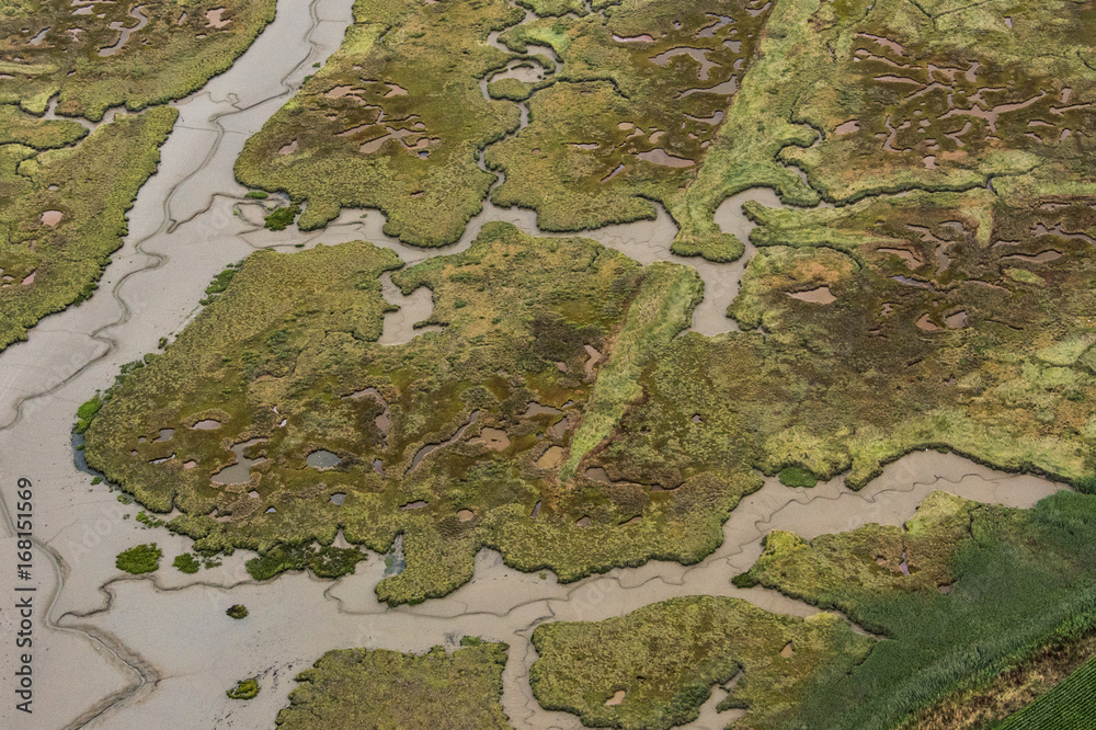 Vue aérienne de paysages naturels dans le Golf e du Morbihan en france