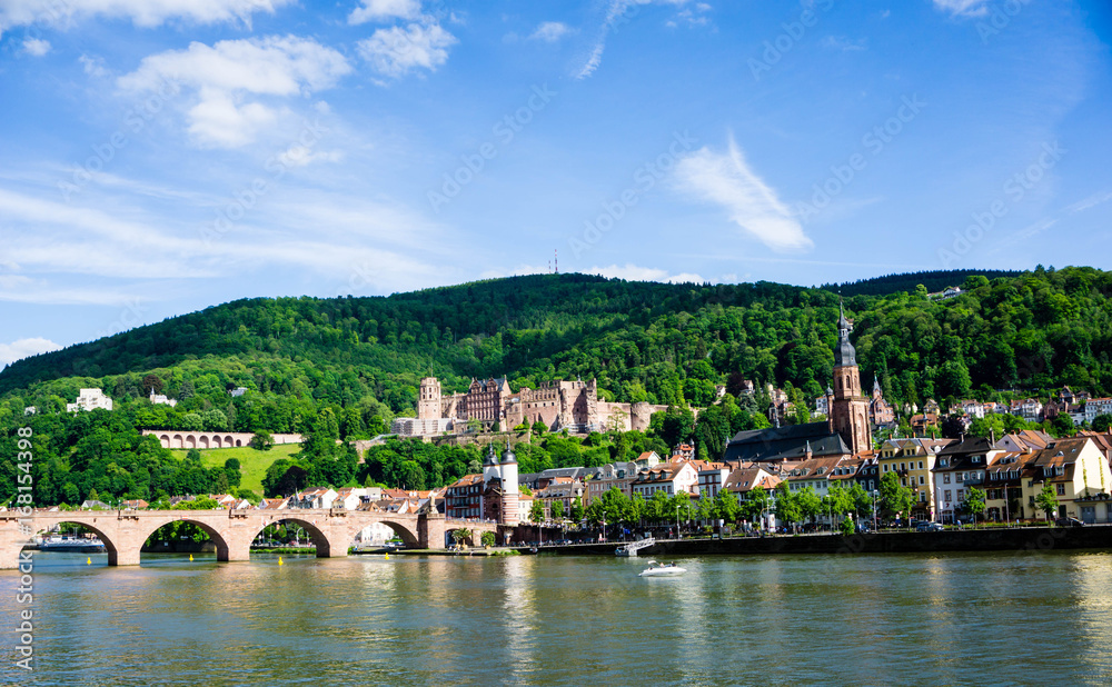 Heidelberg Panorama mit Schloss alter Brücke bei blauen Himmel wolken