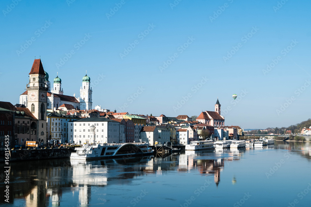Panorama von Passau bei blauen Himmel mit Donau