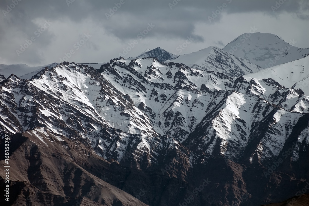 Fototapeta premium Snow mountain range in Leh Ladakh, India