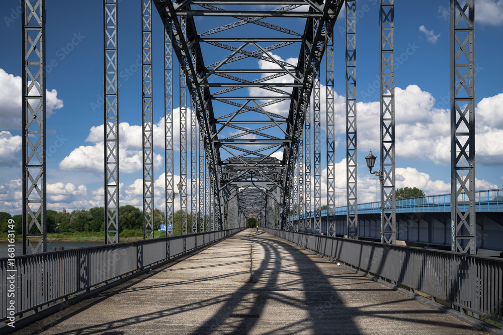Fototapeta premium Alte Harburger Elbbrücke Stahlgitter Träger Konstruktion