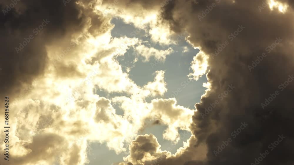 4k Time lapse Sonne bricht durch Wolken durch
