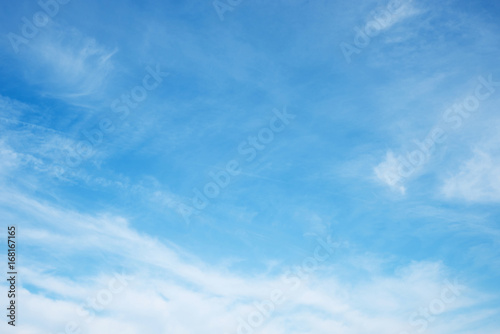 blauer Himmel mit leichten Schleierwolken und Copy Space