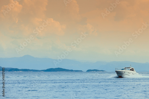 Beautiful seascape sea horizon and boat © Voyagerix