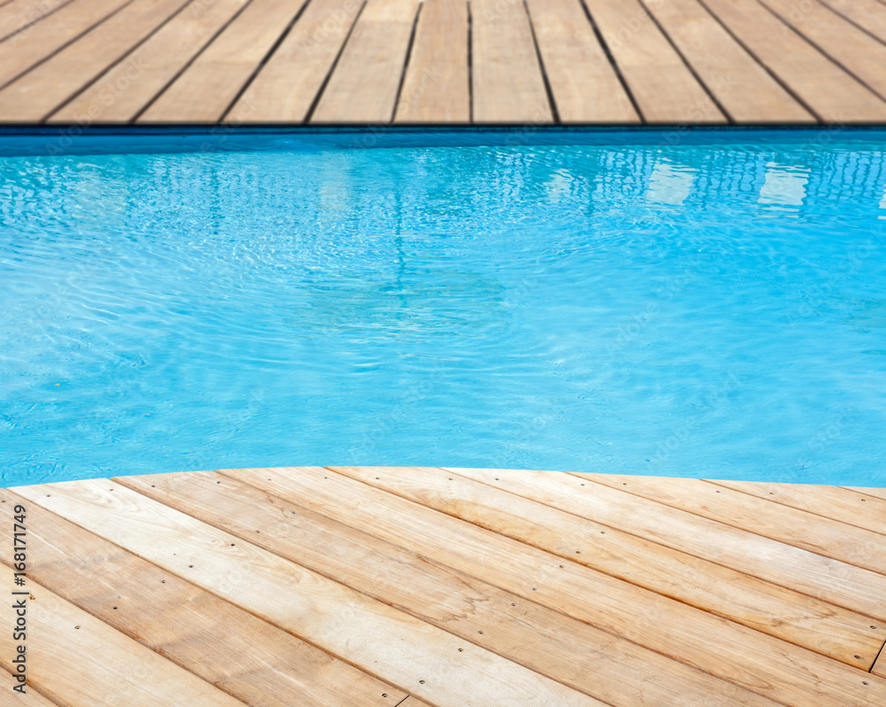 plage de piscine en bois 