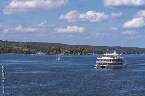 Ausflugsschiff auf dem Starnberger See auf Höhe der Roseninsel