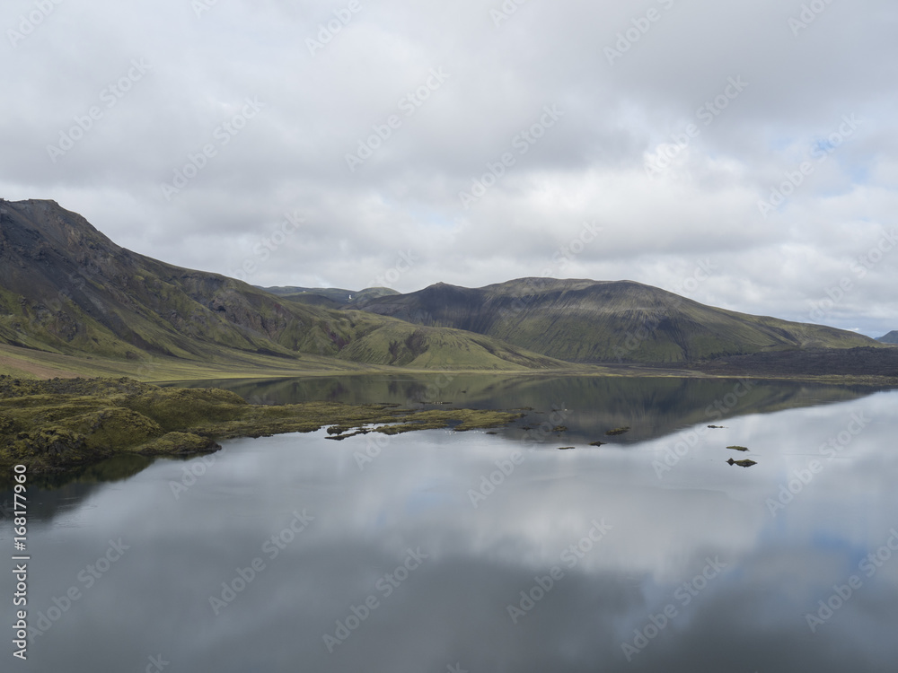 Reflet : entre montagne et lac (Landmannalaugar, Islande)