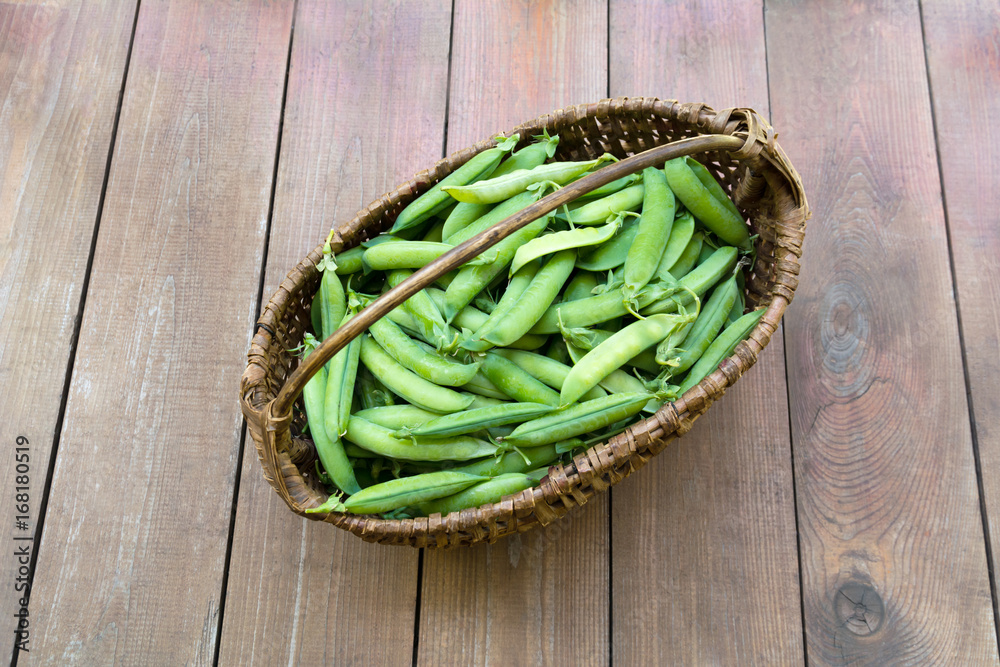 Basket with peas/Basket with peas on wooden background Basket with peas/Basket with peas on wooden background