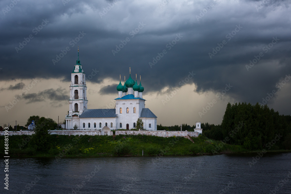 Obraz premium beautiful church on the river bank during a heavy rain