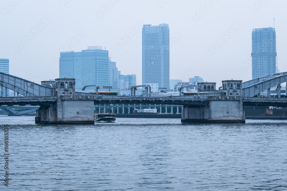 勝鬨橋中央をくぐりぬける船