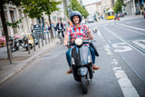 Junger Rollerfahrer in den Straßen von Berlin Mitte