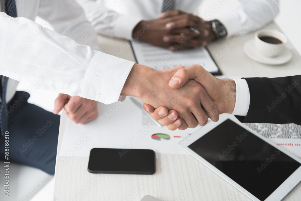 Obraz premium multicultural businessmen handshake