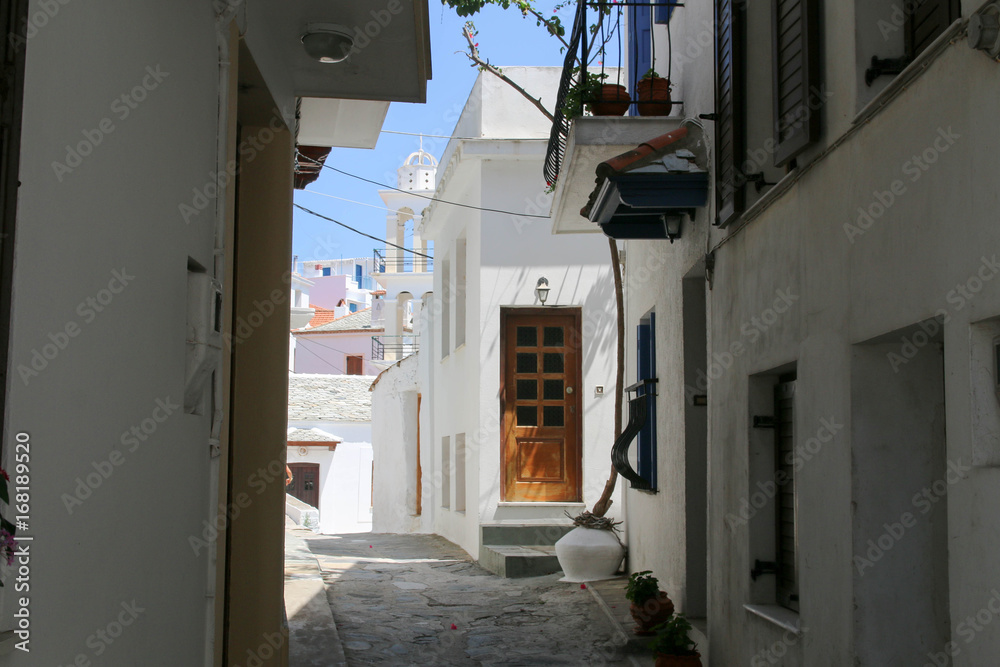 On a stroll on the shady streets of Skopelos