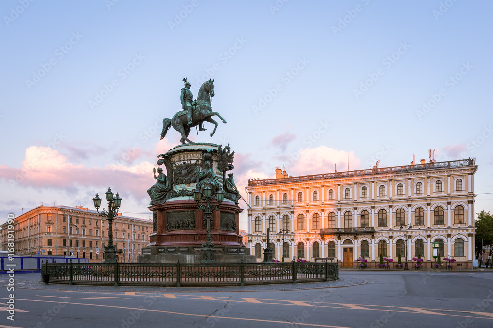Monument to Nicholas 1 on St. Isaac's Square in St. Petersburg i