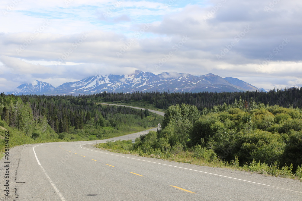 Romantisches Alaska, Straße in der Bergwelt