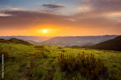 Majestic sunset in the mountains landscape. hdr foto