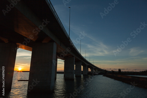 夕暮れ時の空と橋の曲線美