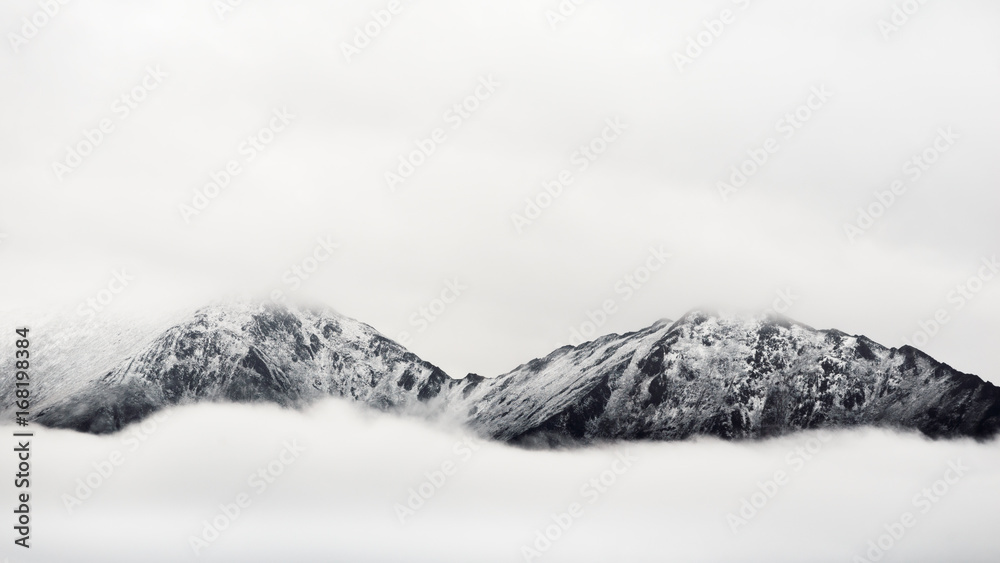 Obraz premium Snow mountains with cloudy in the morning at Pangong Lake, Leh Ladakh, India