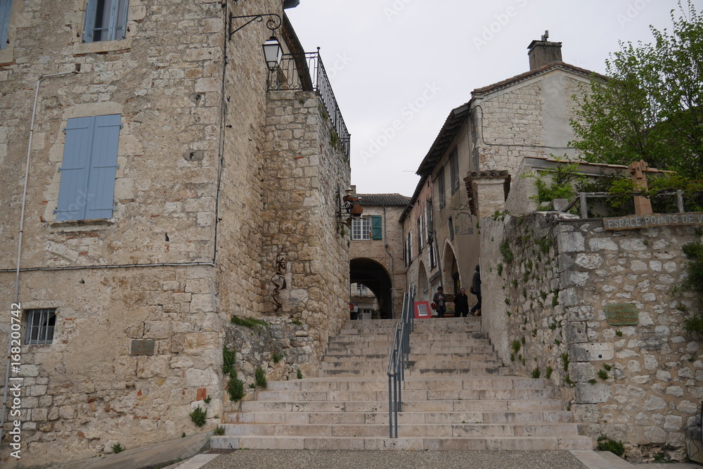 Escaleras en callejón medieval