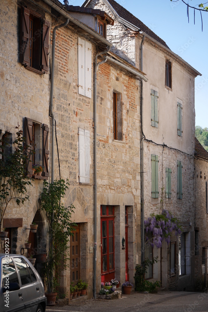 Fachada en callejuela en pueblo francés con encanto y color