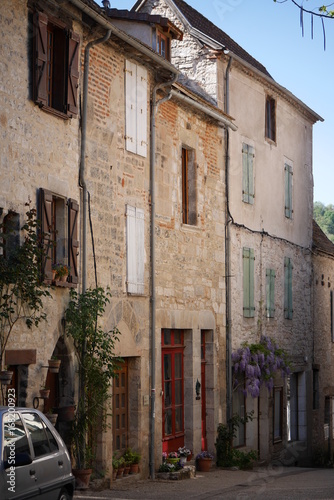 Fachada en callejuela en pueblo francés con encanto y color