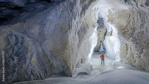 Grotte de glace, très rare paysage, surtout l'été et de pouvoir marcher sur l'eau. photo