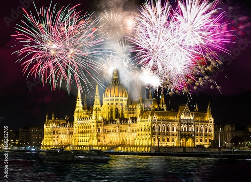 Feuerwerk über dem Parlament in Budapest, Ungarn