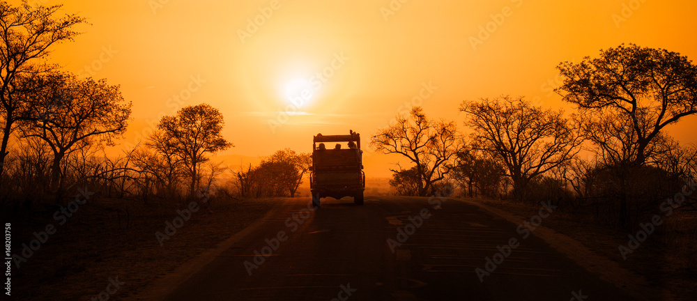 Obraz premium Safari pojazd o zachodzie słońca