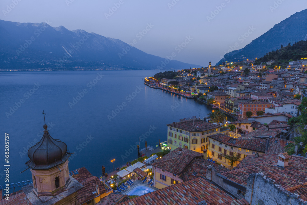 Beliebtes Reiseziel, Limone am Gardasee in der Abenddämmerung, Brescia, Lombardei, Italien