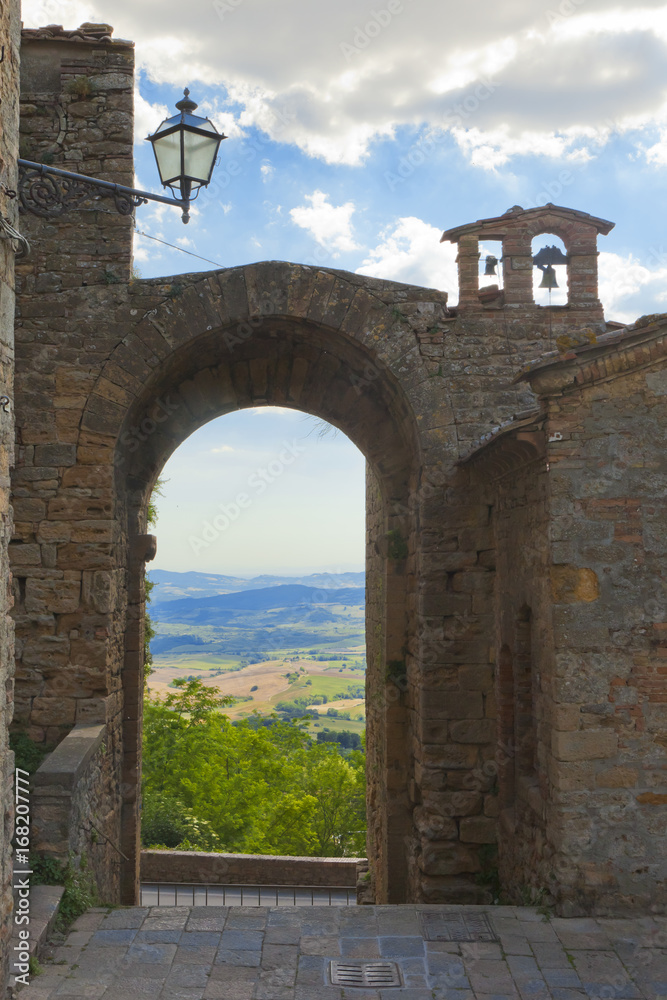 Toskana-Panorama, Volterra im Chianti-Gebiet (Stadtmauer)