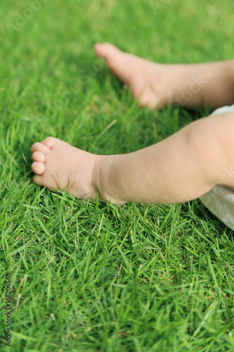 芝生と赤ちゃんの足 © ayaka_photo