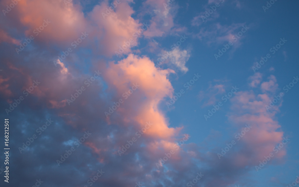 Blauer Himmel mit Wolke wie ein Kopf