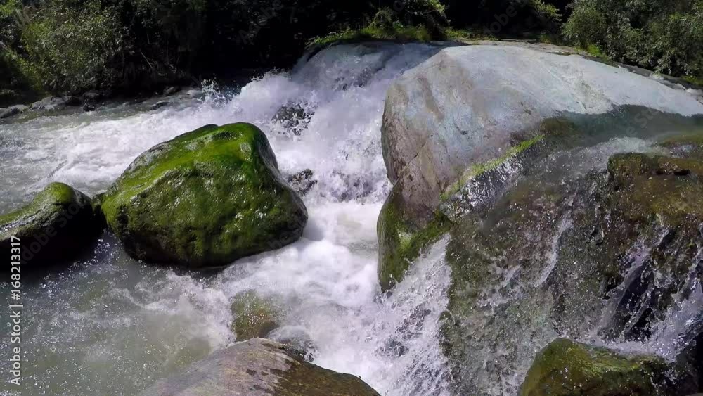 4K - Torrente di montagna e cascata