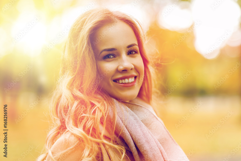 Obraz premium beautiful happy young woman smiling in autumn park